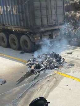 Motorcyclist burned after a brutal crash with truck 