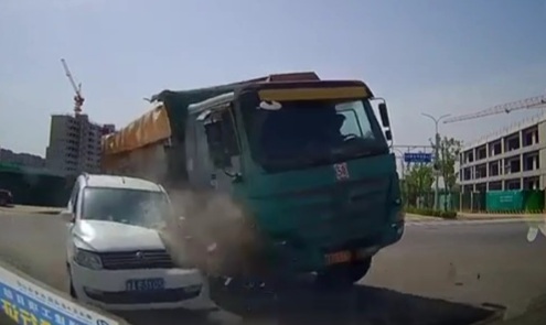 Deadly crash of loaded truck on car