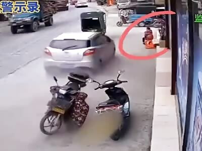 Speeding car lost control kill old woman 