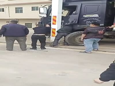 Truck driver deadly crashed between the door of his truck and pole