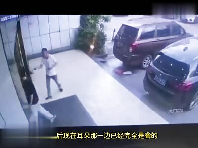 Pervert Grabs Womans Butt, Then Beats Her.. WTF