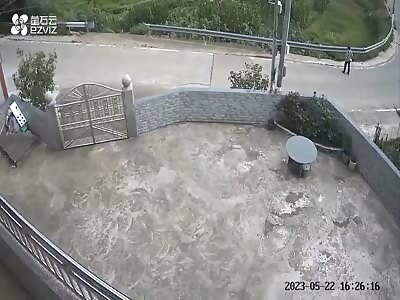 Little girl walking with her grandmother crashed dead under big truck 