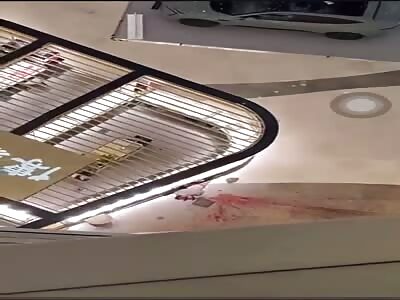 Chinese man commit suicide by jumping in mall