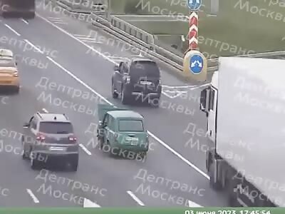 taxi demolished a broken dawn car The driver caught fire .