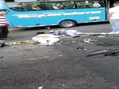 Motorcyclist hit the back of a heavy cargo vehicle died with his girl 