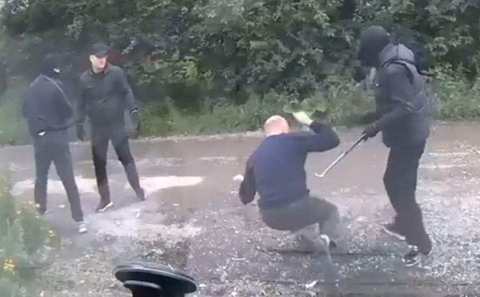 Man gets clubbed with crowbar by hired thugs in Russia