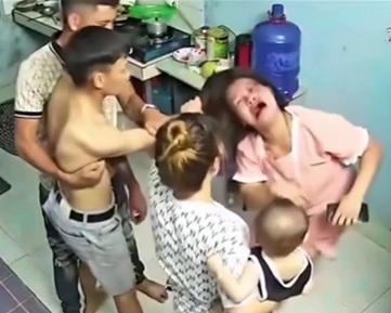 Wife caught husband texting to his mistress 