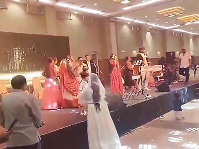 Sudden Death: Woman suddenly collapses & dies at wedding stage