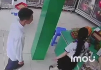 Unsatisfying client beat the shit out of young female worker 