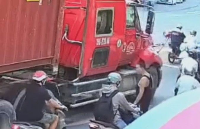 Man Throws Himself Undder The Truck Wheel