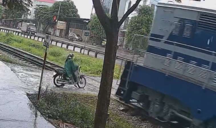Moped Riding Woman Gets Destroyed By The Train