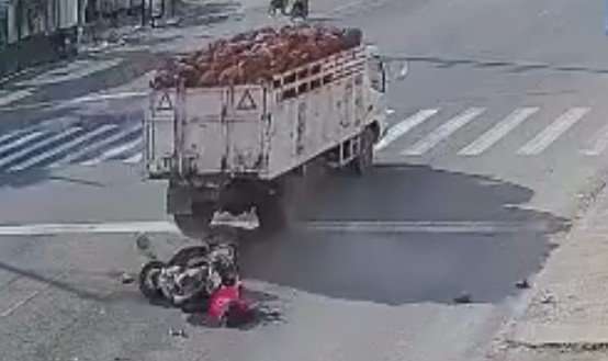 Motorcyclist rear-ends truck, dies on spot