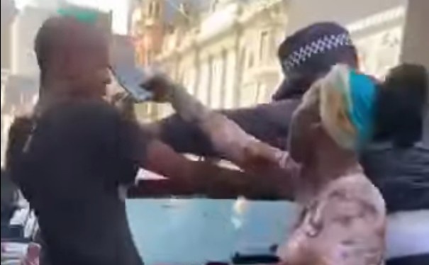 Phone Snatcher Attacked By Angry Bystanders