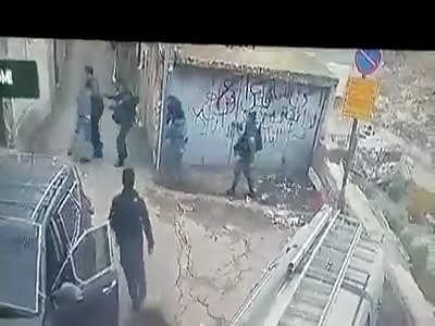 Settlers attack young Palestinians in front of Israeli soldiers