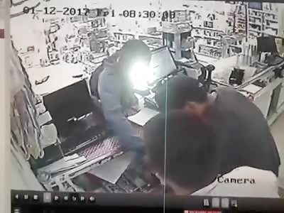 Police are shot in Quilmes pharmacy