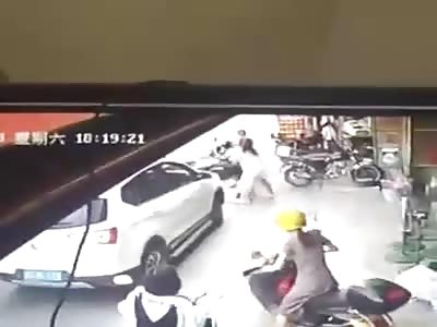 WTF. BRUTAL ATTACK WITH MACHETE