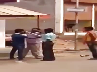 MAN RECEIVES A BLOW ON THE FACE AND NOCAUT LEFT