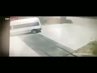 A Turkish criminal driver puts a bus with 14 Syrian refugees on the tr