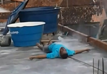 Worker Roasts on the Roof Electrocuted by Wires