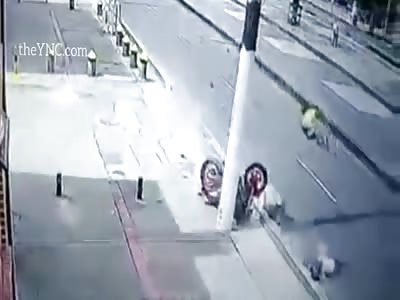 BOGOTÃ. Awesome accident between a biciusuary and a motorcycle