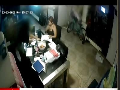 Delinquente attacks and shoots woman inside his house