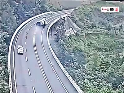 Mother and daughter were crushed by the platform that was detached fro