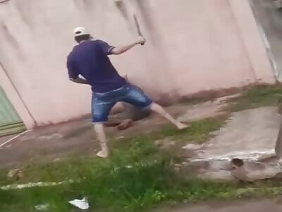 Thief is beaten hard in the street 