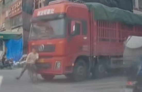 Cyclist Gets Run Over By A Huge truck