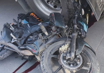 Motorcyclist crashed dead under big truck wheel 