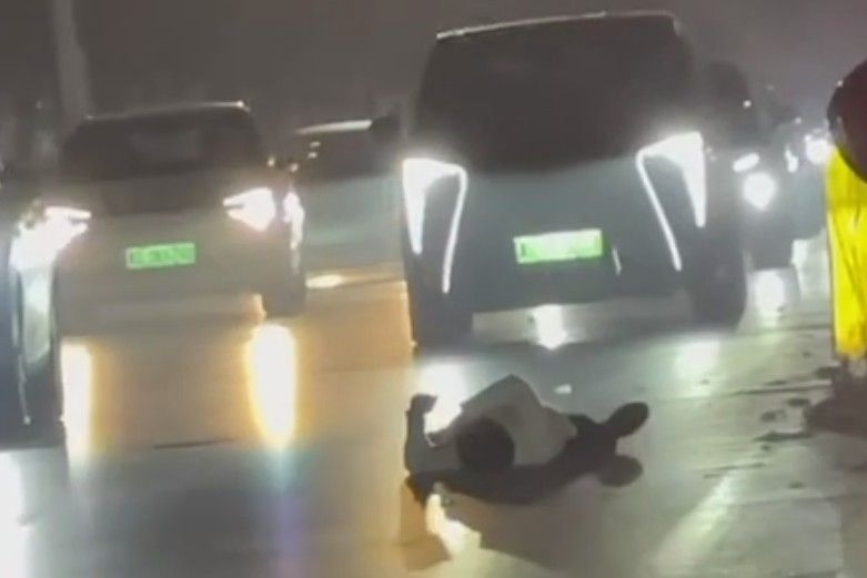Man Relaxing On Busy Road Gets Run Over