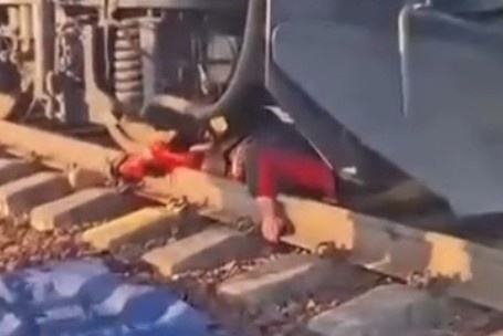 MAN STILL ALIVE UNDER THE TRAIN WHEELS