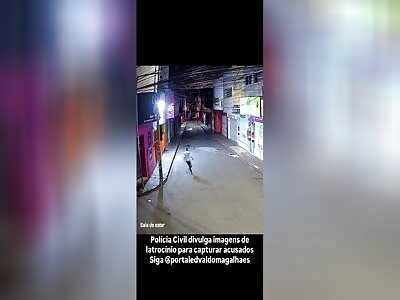 ROBBERY VICTIM IS STABBED AND SCREAMS IN DESPAIR 