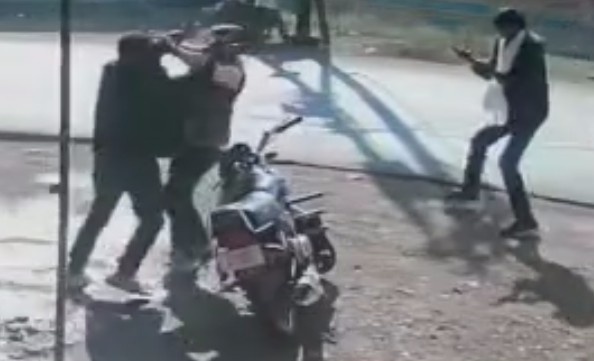 Sand Trader Shot Dead In Broad Daylight In India (Clean)