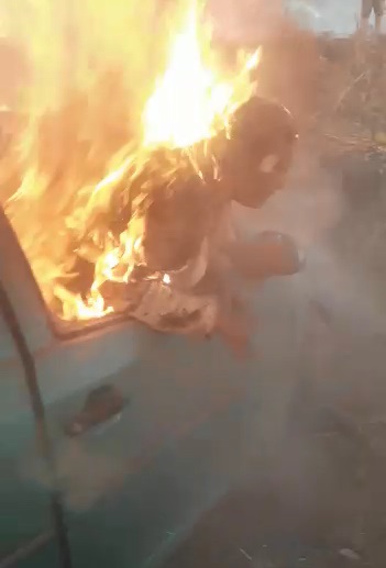 Brave Pedrestians Save A Woman From A Burning Car 