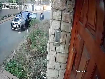 Lady in South Africa Refuses to Give Up Purse