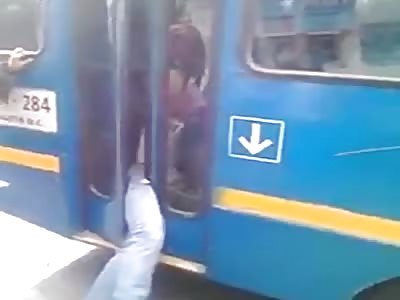 Bus driver arrests thief at bus door