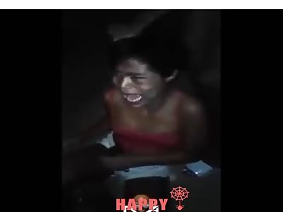 Bandits cut the hair of a young man for stealing in the favela