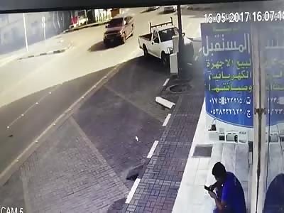 Man sitting on the sidewlak gets crushed by car 