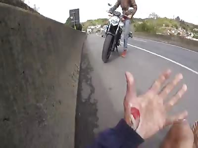 Motorcycle accident in Barra Mansa at the Burguer King outpost. Face without any equipment and still making fun ..