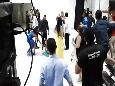 Ugly fight at the party a powerful punch (video 1 )