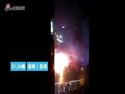 6 killed after fireworks store goes up in flames