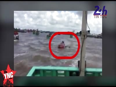 3 die at a Sinking ship and 100 people in distress in vietnam