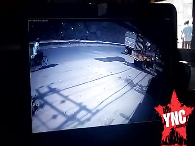 mirracle excape of a cyclist from a big truck that fallen of a Overpass