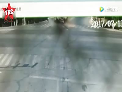 3 dead when a lorry falls onto a car