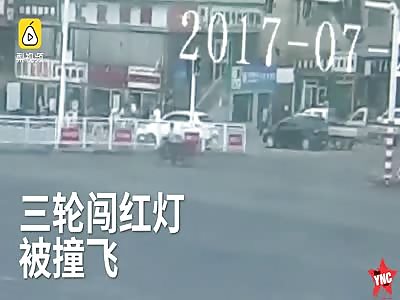 man dies in a three-wheel electric car after running a red light 