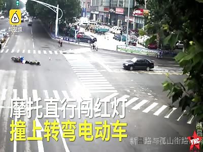 man anxious to eat, run a red light turned and crashed into electric car