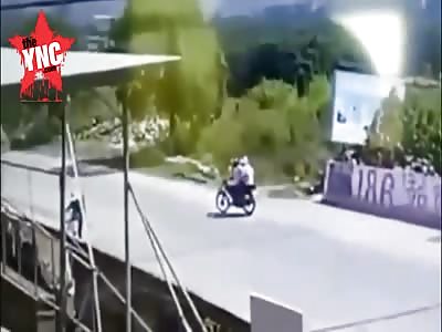 electric car driver and his friend get crushed under a truck  