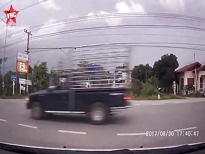  motorcycle man collide with motorcycle man Hit very hard very fast @0:19