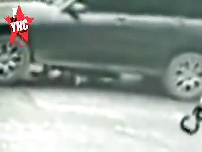 electric car driver gets crushed peasants try to save her 