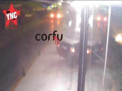 2 sexy women nearly got crushed in Greece 